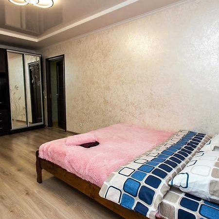 Подобово В Центрі Поряд Жд Ternopil Luaran gambar